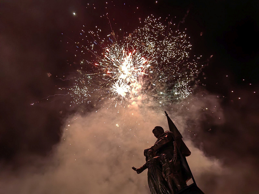 ВЛАСЕНИЦА, 15. ФЕБРУАРА /СРНА/ - У Власеници је вечерас уприличен ватромет поводом Дана државности Србије - Сретења, синхронизовано са бројним градовима и општинама у Србији и Републици Српској.