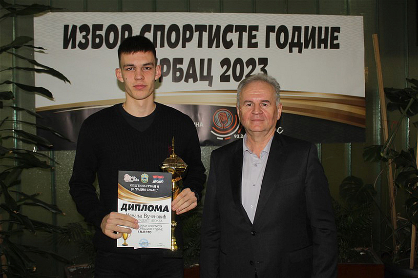 СРБАЦ, 15. ФЕБРУАРА /СРНА/ - Најуспјешнији спортиста општине Србац за 2023. годину је Немања Вученовић и начелник општине Млађан Драгосављевић.