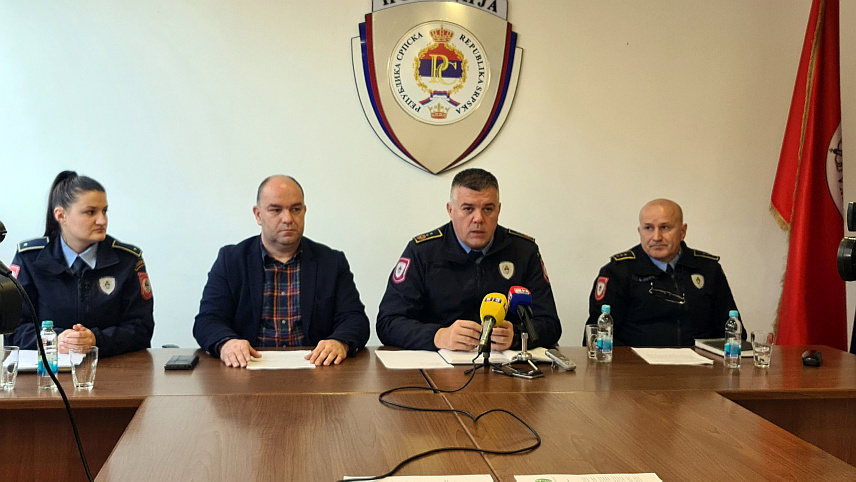 ДОБОЈ, 16. ФЕБРУАРА /СРНА/ - Начелник Полицијске управе Добој Слободан Радинковић, начелник Сектора криминалистичке полиције у Полицијској управи Добој Драган Сушић и начелник Сектора полиције Боро Зарић на конференцији за новинаре.