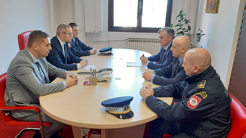 ПРЊАВОР, 16. ФЕБРУАРА /СРНА/ - Министар унутрашњих послова Републике Српске Синиша Каран и директор Полиције Републике Српске Синише Кострешевића састали су се данас у Прњавору са градоначелником Дарком Томашем.