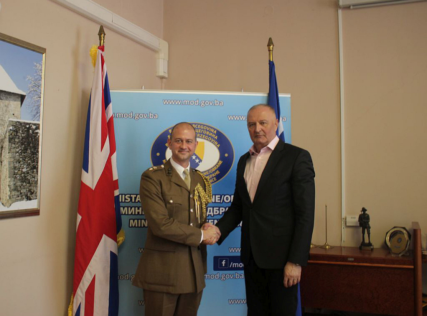 САРАЈЕВО, 16. ФЕБРУАРА /СРНА/ - Министар одбране у Савјету министара Зукан Хелез разговарао је данас у Сарајеву са војним аташеом Велике Британије у БиХ Едвардом Тејлором.