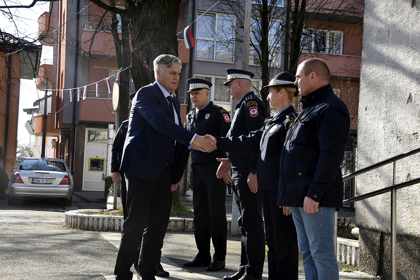 СРБАЦ, 16. ФЕБРУАРА /СРНА/ - Министар унутрашњих послова Републике Српске Синиша Каран и директор Полиције Српске Синиша Кострешевић данас су посјетили Полицијску станицу Србац, гдје су се састали са командиром ове станице Синишом Шњеготом.