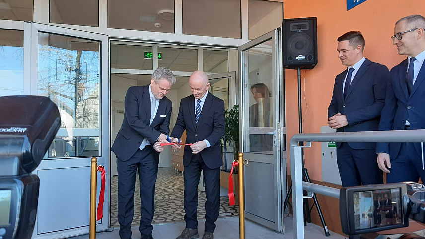 ПРЊАВОР, 16. ФЕБРУАРА /СРНА/ - Свечаности поводом завршетка обнове зграде Основног суда у Прњавору присуствују, министар правде Републике Српске Милош Букејловић, шеф Делегације ЕУ у БиХ Јохан Сатлер и предсједник Високог судског и тужилачког савјета /ВСТС/ БиХ Халил Лагумџија.