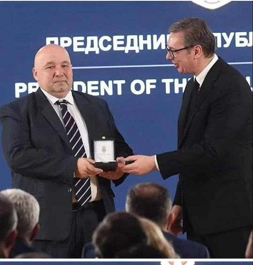 БИЛЕЋА, 16. ФЕБРУАРА /СРНА/ - Члан управе Завичајног клуба Билећана у Србији Дејан Стошић, добитник Златне медаље за заслуге коју предсједник Србије Александар Вучић традиционално додјељује поводом Сретења - Дана државности.