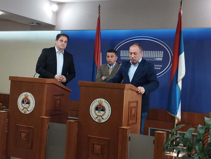 БАЊАЛУКА, 16.МАРТА /СРНА/ - Шеф посланичког клуба ПДП-а у парламенту Републике Српске Игор Црнадак на конференцији за новинаре.