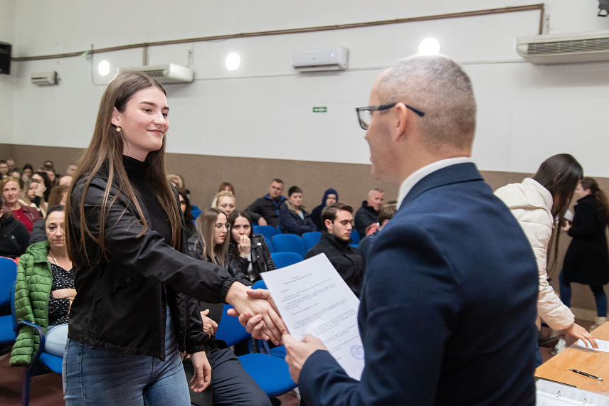 ПРЊАВОР, 16. ФЕБРУАРА /СРНА/ - Право на стипендију у Прњавору је у овој школској години остварило 269 студената и ученика, који су данас потписали уговоре о стипендирању, а за те намјене из градског буџета су издвојене 233.000 КМ.