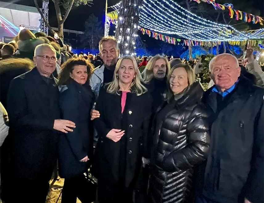 ХЕРВЕГ НОВИ, 16. ФЕБРУАРА /СРНА/ - Српски члан Предсједништва БиХ Жељка Цвијановић са породицом и пријатељима присуствовала је вечерас 55. Празнику мимозе у Херцег Новом.