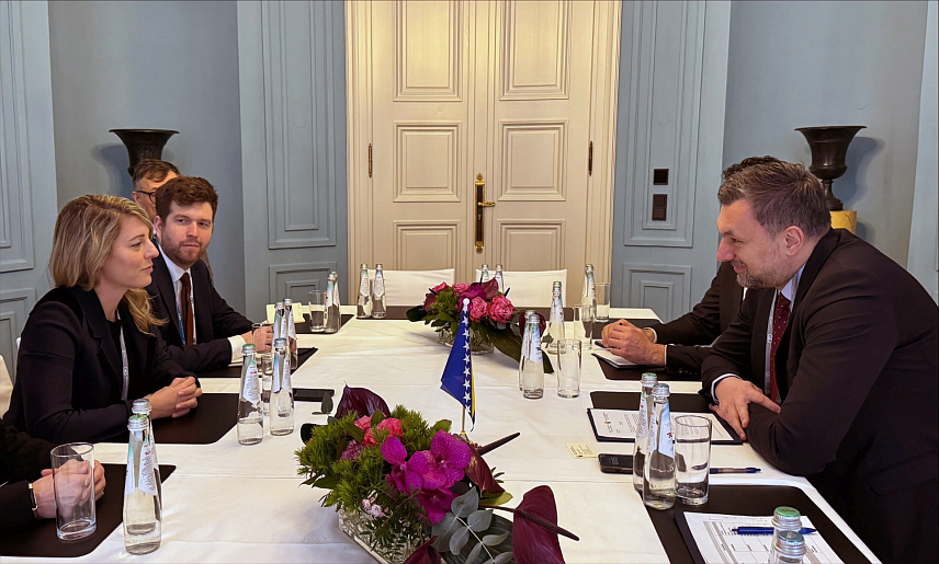 МИНХЕН, 17. ФЕБРУАРА /СРНА/ - Министар иностраних послова у Савјету министара Елмедин Конаковић данас је на маргинама безбједносне конференције у Минхену упознао канадског шефа дипломатије Мелани Жоли о европском путу БиХ и очекивањима за добијање датума за отварање приступних преговора са ЕУ.