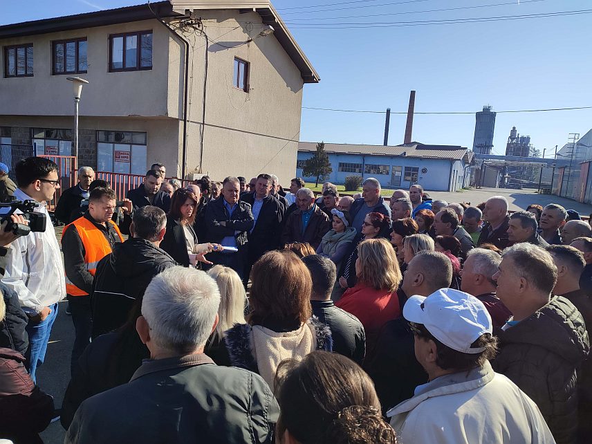 ГРАДИШКА, 17. ФЕБРУАРА /СРНА/ - Радници предузећа за прераду дрвета "Нова ДИПО" из Горњих Подградаца код Градишке поново су данас протестовали испред затворене капије ове фирме, а потом и протестном шетњом исказали незадовољство.