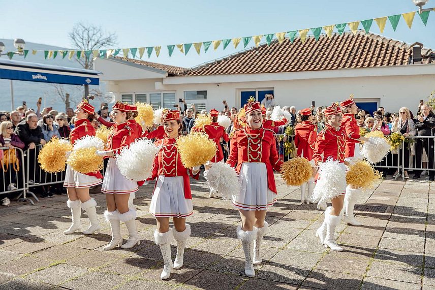 ПОДГОРИЦА, 17. ФЕБРУАРА /СРНА/ - Првог дана традиционалне манифестације Празник мимозе оборен је рекорд када је ријеч о посјети, јер је Фешта од мимозе, рибе и вина у Баошићу окупила око 35.000 људи из разних крајева Црне Горе, региона и Европе.