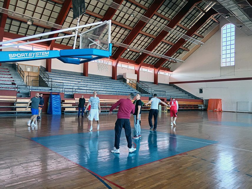 СОКОЛАЦ, 17. ФЕБРУАРА/СРНА/ - Некадашњи играчки соколачког Кошаркашког клуба "Гласинац" - тим јуниорских првака Републике Српске из 1999. године, окупили су се данас на Сокоцу да рекреативном утакмицом и дружењем обиљеже 25 година од освајања ове титуле.