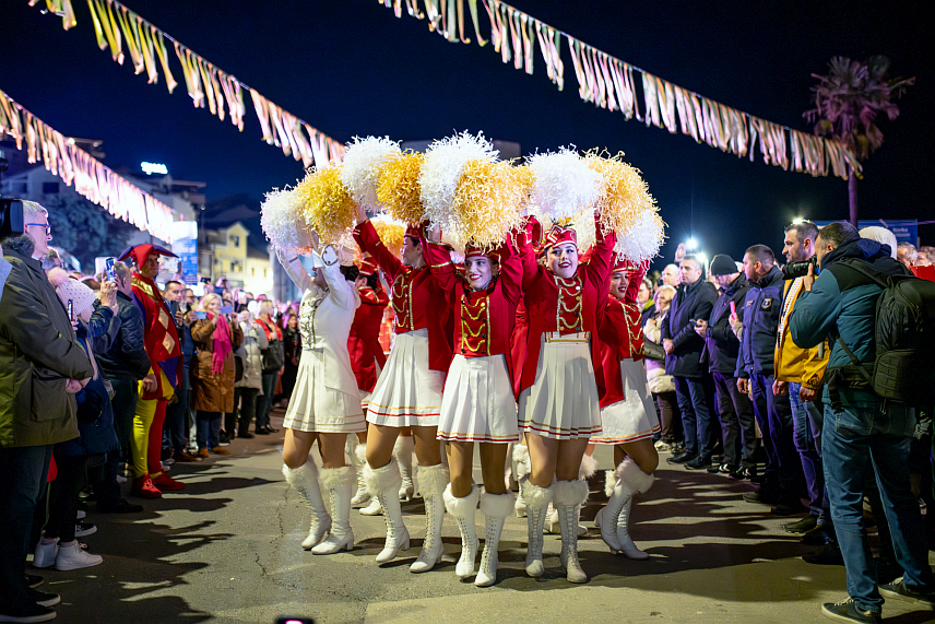 ХЕРЦЕГ НОВИ, 17. ФЕБРУАРА /СРНА/ - У Херцег Новом је почео 55. Празник мимозе, а свечано отварање, према процјени организатора, пратило је више од 25.000 посјетилаца.