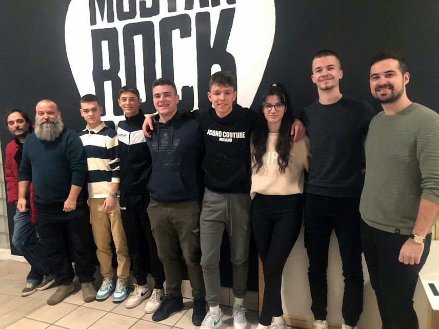 БИЛЕЋА, 18. ФЕБРУАРА /СРНА/ - У Билећи је након више деценија формиран први рок састав "Преко реда", који чине ученици билећке Гимназије, а ускоро их очекује и први јавни наступ, рекао је Срни директор билећког Дома културе Лазар Гњато.