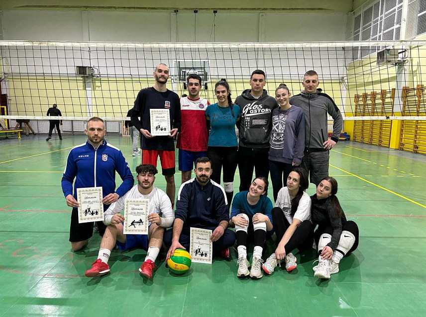 ХАН ПИЈЕСАК, 18. ФЕБРУАРА /СРНА/ - На хуманитарном турниру у баскету, одбојци и стоном тенису на Хан Пијеску прикупљено је 2.240 КМ за лијечење Милоша Божовића из Источног Сарајева.