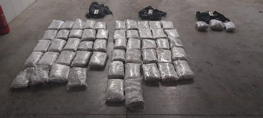 ПОДГОРИЦА, 18. ФЕБРУАРА /СРНА/ - Подгоричка полиција пронашла је на обали канала Мораче два већа и један мањи џак са 57 килограма марихуане.