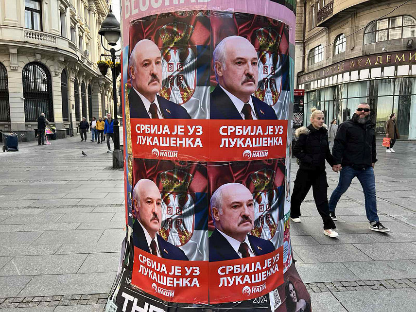 БЕОГРАД, 18. ФЕБРУАРА /СРНА/ - Конзервативни покрет "Наши" излијепио је центар Београда плакатима подршке предсједнику Бјелорусије Александру Лукашенку.