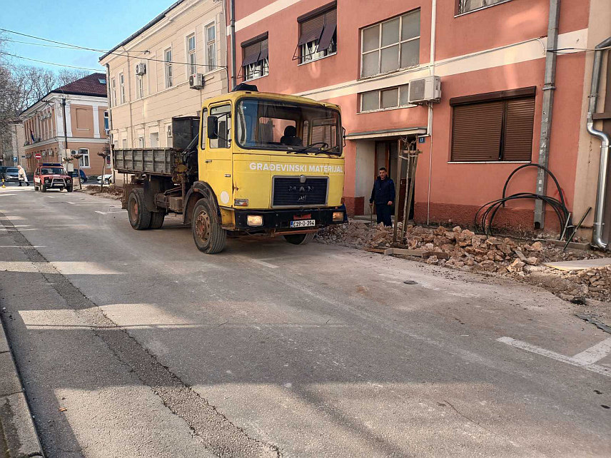 ТРЕБИЊЕ, 19. ФЕБРУАРА /СРНА/ - Радници Јавног предузећа "Радник" изводе припремне радове на поплочању тротоара у Улици Вука Караџића у Tребињу и околним улицама, а ових дана требало би да почне изградња новог дијела тротоара.