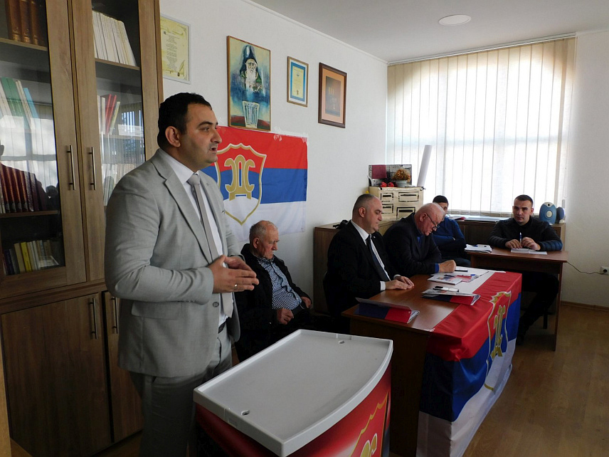 БЕРКОВИЋИ, 19. ФЕБРУАРА /СРНА/ - Члан Предсједништва Општинског одбора Српске демократске странке /СДС/ Берковићи Бојан Самарџић на сједници Скупштине Општинске организације СДС-а.