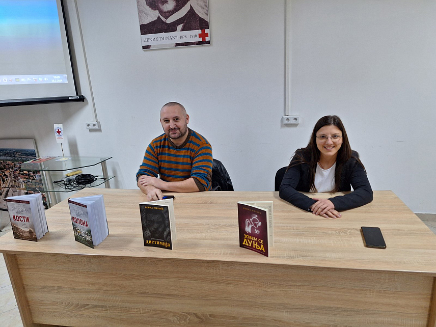 ШАМАЦ, 19. фЕБРУАРА /СРНА/ - У просторијама Црвеног крста у Шамцу промивисана два романа „Кости“ и „Колона“ аутора Ненада Милкића из Србије члана Удружења књижевника у Србији и РС.