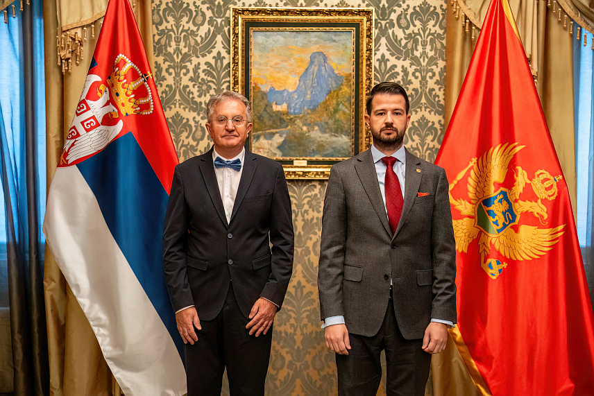 ПОДГОРИЦА, 1. ФЕБРУАРА /СРНА/ - Предсједник Црне Горе Јаков Милатовић примио је акредитивна писма новоименованог амбасадора Србије Небојше Родића и истакао да постоји простор за јачање међудржавне сарадње у обостраном интересу, што грађани обје државе одавно очекују.