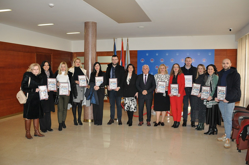 КОЗАРСКА ДУБИЦА, 1. ФЕБРУАРА /СРНА/ - Основној школи "Свети Сава" у Козарској Дубици уручена је захвалница за учешће у хуманитарној акцији "Обрадујмо ваше вршњаке на Косову и Метохији", која је реализована крајем прошле године, саопштено је из те образовне установе.