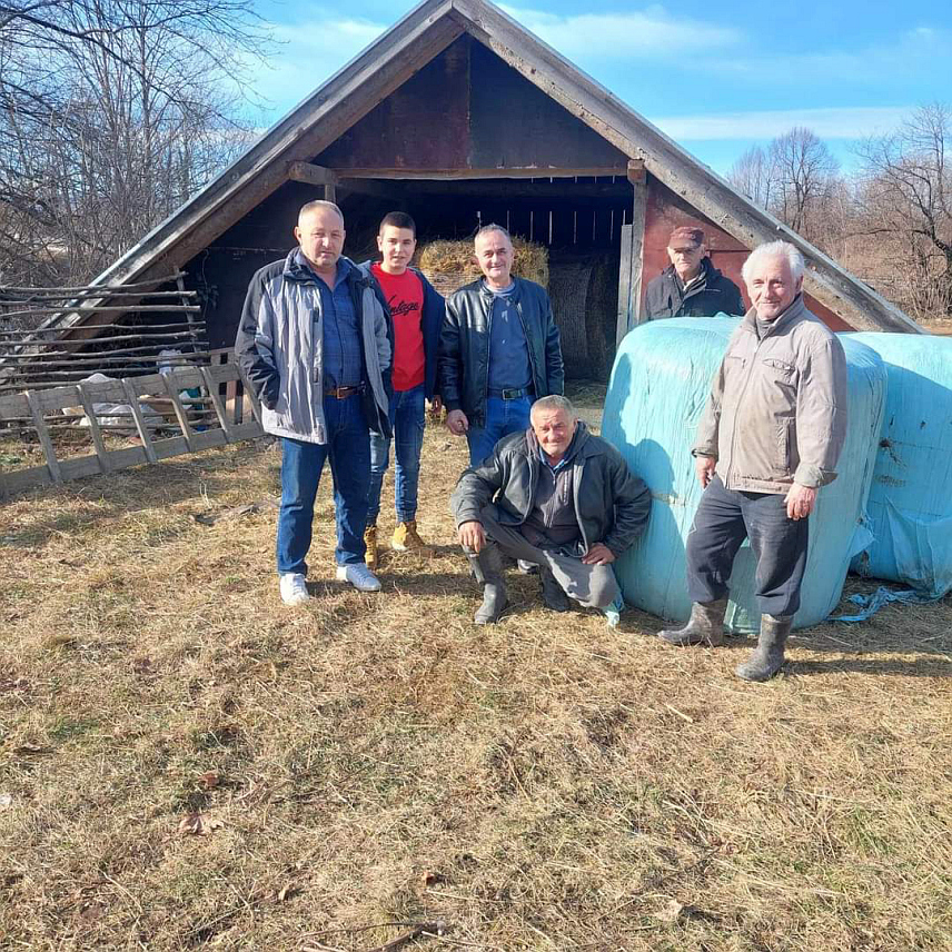 БИХАЋ, 1. ФЕБРУАРА /СРНА/ - Српски повратници из села Велики Радић надомак Босанске Крупе помогли су данас Србина Милорада Новаковића, који живи у тешким условима у селу Горјевац код Бихаћа, и његово стадо оваца.
