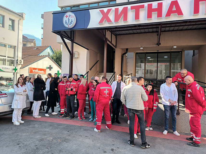 ЗВОРНИК, 1. ФЕБРУАРА /СРНА/ - Запослени у Хитној медицинској помоћи Дома здравља Зворник и радници осталих служби ове здравствене установе одржали су данас испред Дома здравља скуп подршке медидицнском техничару у Хитној помоћи Приједор Недељку Радићи који је физички нападнут на радном мјесту.