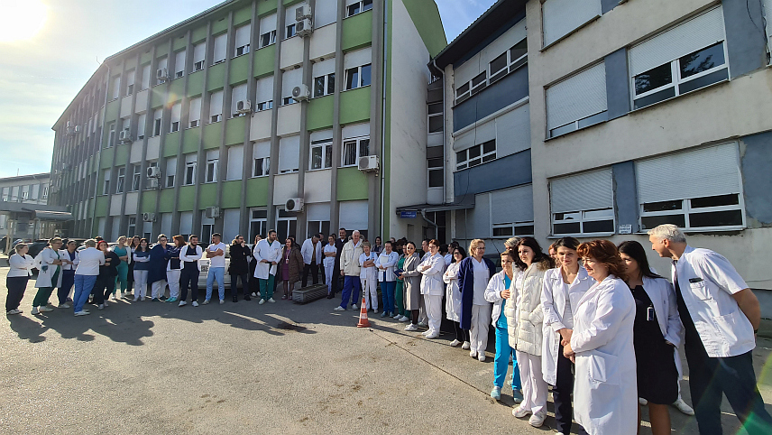 ДОБОЈ, 1. ФЕБРУАРА /СРНА/ - Здравствени радници и медицинско особље Болнице "Свети апостол Лука" у Добоју данас су одржали скуп подршке колеги из Приједора који је недавно нападнут на радном мјесту.