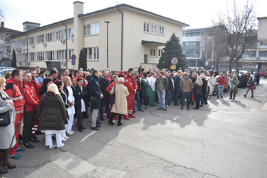 ПРИЈЕДОР, 1. ФЕБРУАРА /СРНА/ - Радници Дома здравља Приједор окупили су се данас испред просторија хитне помоћи да јавно пруже подршку радном колеги којег је физички напао члан породице пацијенткиње.