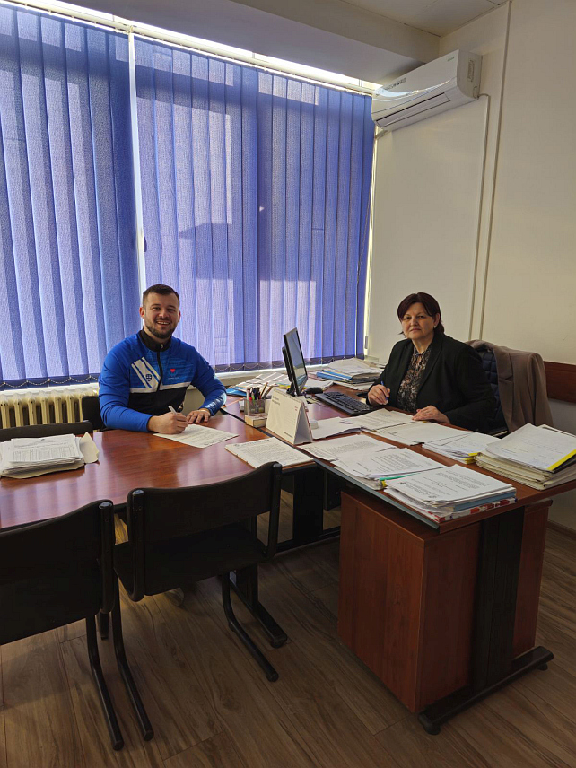 КОЗАРСКА ДУБИЦА, 1. ФЕБРУАРА /СРНА/ - У Козарској Дубици данас је потписан уговор о реализацији пројекта "Добра дјела", кроз који ће волонтери Удружења младих "Фокус" помагати исхрану 40 лица у стању социјалне потребе у овом мјесту тако што ће им сваки дан достављати један топли оброк на кућну адресу.