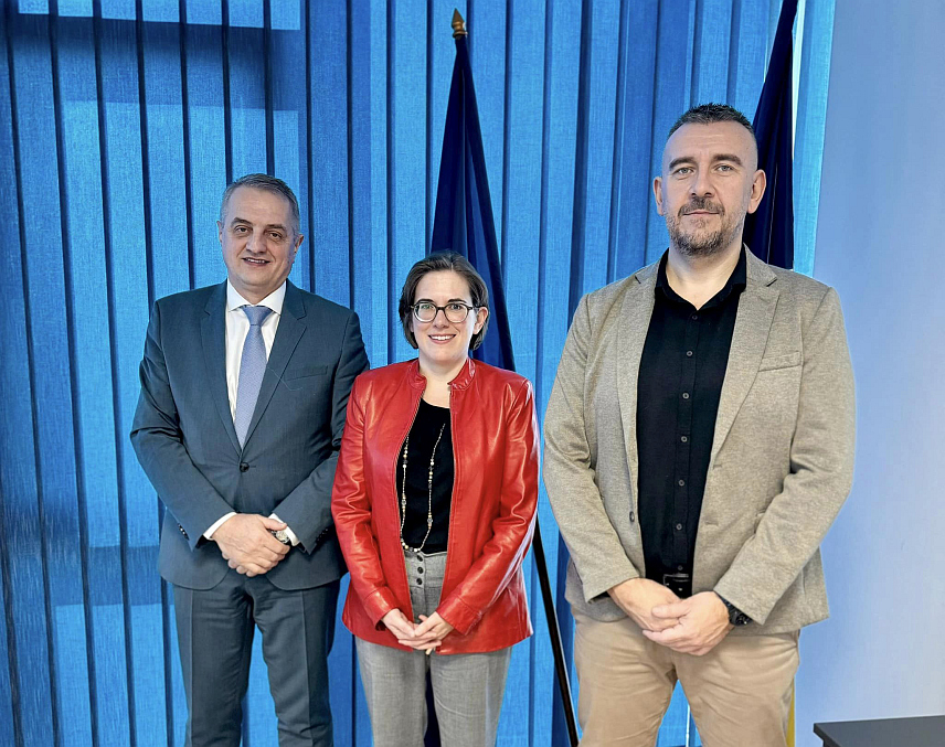 САРАЈЕВО, 1. ФЕБРУАРА /СРНА/ - Директор Службе за послове са странцима БиХ Жарко Лакета представио је данас замјенику директора Програма за сарадњу у Амбасади Швајцарске Шантал Фелдер пренос управљања илегалним миграцијама са међународних на институције БиХ, као и кључне активности и резултате ове службе, те истакао важност континуиране подршке и сарадње са партнерима попут Швајцарске.