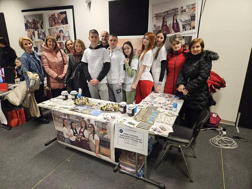 ЗВОРНИК, 1. ФЕБРУАРА /СРНА/ - Ученици Срењошколског центра /СШЦ/ "Петар Кочић" из Зворника су на Сајму туризма у Љубљани освојили сребрно и бронзано признање за приказане пројекте "Шљива, понос нашег краја" и "Трпеза наших предака - са ајваром све је укусније", саопштено је данас из ове средњошколске установе.