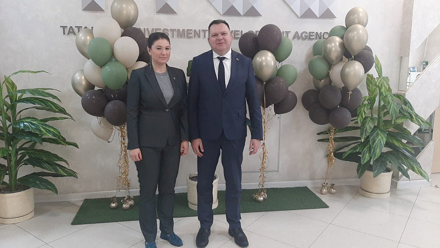 КАЗАЊ, 20. ФЕБРУАРА /СРНА/ - Министар за научнотехнолошки развој и високо образовање Републике Српске Жељко Будимир посјетио је данас Агенцију за инвестициони развој Татарстана у Казању, гдје се састао са руководиоцем те установе Талијом Минулином.