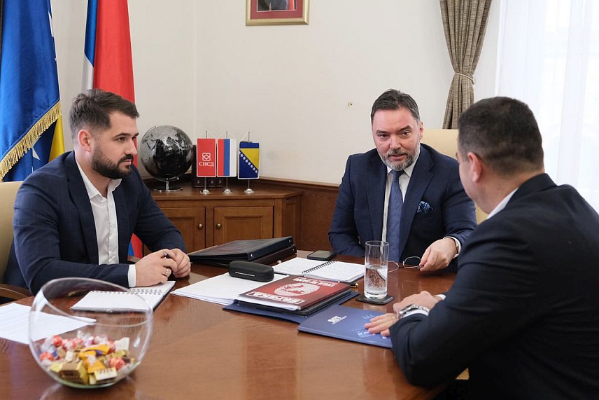 САРАЈЕВО, 20. ФЕБРУАРА /СРНА/ - Министар спољне трговине и економских односа у Савјету министара Сташа Кошарац разговарао је данас са директором комапније СЕТ Александром Бранковићем.