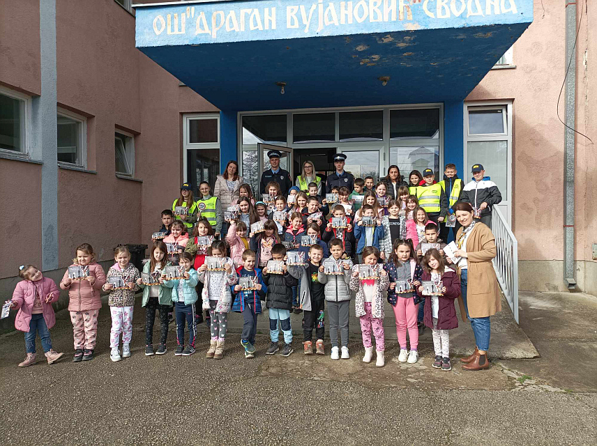 НОВИ ГРАД, 20. ФЕБРУАРА /СРНА/ - У оквиру Републичке превентивне кампање "Буди видљив, не буди фигура" представници Ауто-мото друштва "Уна" и службеници Полицијске станице Нови Град данас су ученицима основних школа "Драган Вујановић" Сводна и "Бранко Ћопић" Доњи Агићи одржали предавање о безбједном учествовању у саобраћају.