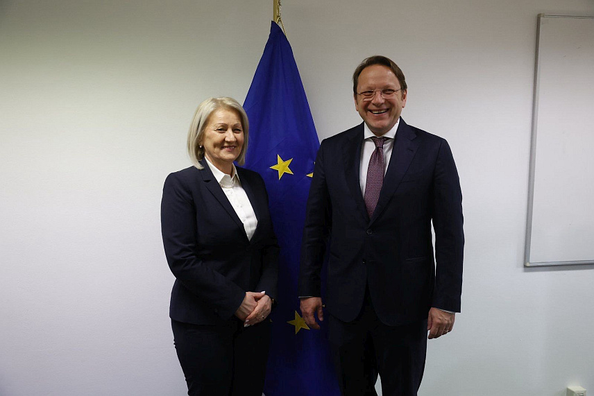 САРАЈЕВО, 20. ФЕБРУАРА /СРНА/ - Предсједавајућа Савјета министара Борјана Кришто састала се данас у Бриселу са комесаром ЕУ за сусједску политику и проширење Оливером Вархељијем.