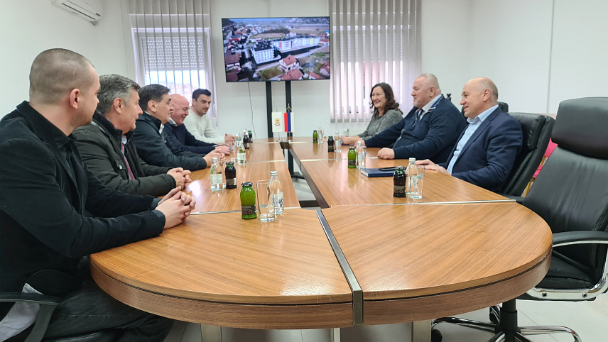 ДОБОЈ, 20. ФЕБРУАРА /СРНА/ - Директор Републичког секретаријата за расељена лица и миграције Давор Чордаш и замјеник градоначелника Добоја Славко Ковачевић на састанку у Добоју поводом изградње објеката за социјално становање са 134 стамбене јединице у добојском насељу Баре.