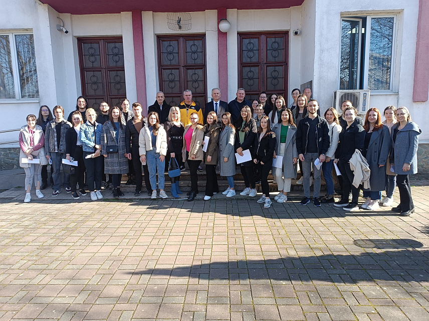 СРБАЦ, 20. ФЕБРУАРА /СРНА/ - У Српцу је право на општинску стипендију остварило 77 студената, којима ће износ стипендија бити повећан са 800 на 900 КМ, саопштено је из Општинске управе.