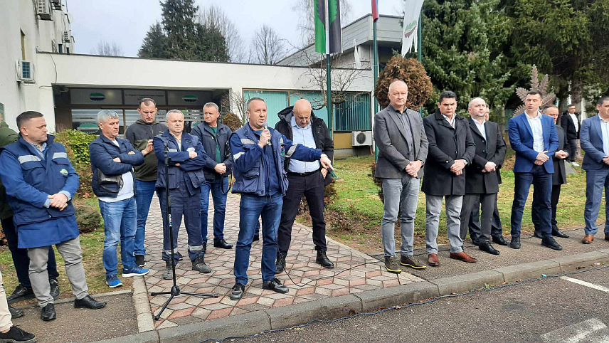 УГЉЕВИК, 20.ФЕБРУАРА /СРНА/ - Чланови синдикалне организације РиТЕ "Угљевик" оджали су пред управном зградом предузећа штрајк упозорења како би указали на проблем у вези са концесијом и обезбјеђивањем неопходне количине угља.