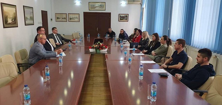 БРОД, 20. ФЕБРУАРА /СРНА/ - Начелник општине Брод Зоран Видић потписао је данас уговоре са студентима којима су додијељене стипендије, за шта ће из локалног буџета бити издвојено нешто више од 100.000 КМ.