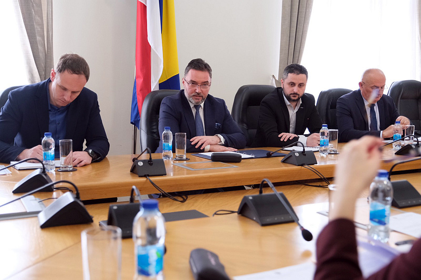 САРАЈЕВО, 20. ФЕБРУАРА /СРНА/ - Министар спољне трговине и економских односа у Савјету министара Сташа Кошарац рекао је да борба против одлагалишта радиоактивног отпада на Трговској гори остаје у фокусу свих надлежних институција и да је данас на састанку Координационог тијела са предсједавајућим Правног и Експертског тима разговарано о будућим активностима и начину рада тих тијела у борби против намјера Хрватске.