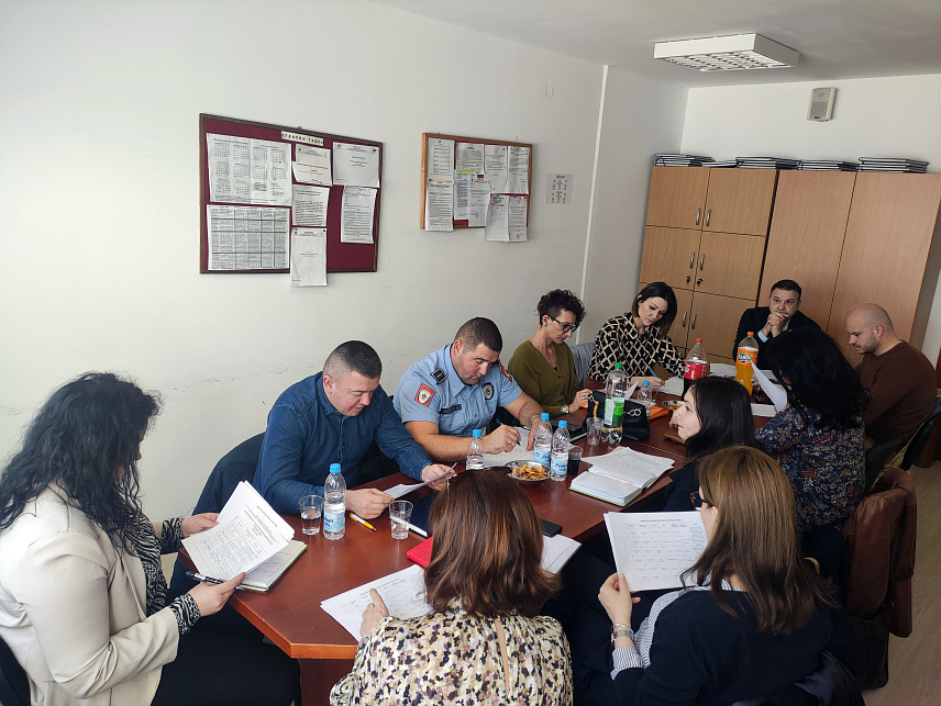 ПРИЈЕДОР, 20. ФЕБРУАРА /СРНА/ - Центар за социјални рад у Приједору у јануару је примио 12 пријава породичног и насиља над женама, а суд је у три случаја изрекао хитне мјере заштите, истакнуто је данас на састанку мултисекторског тима за борбу против породичног и родно заснованог насиља у Приједору.