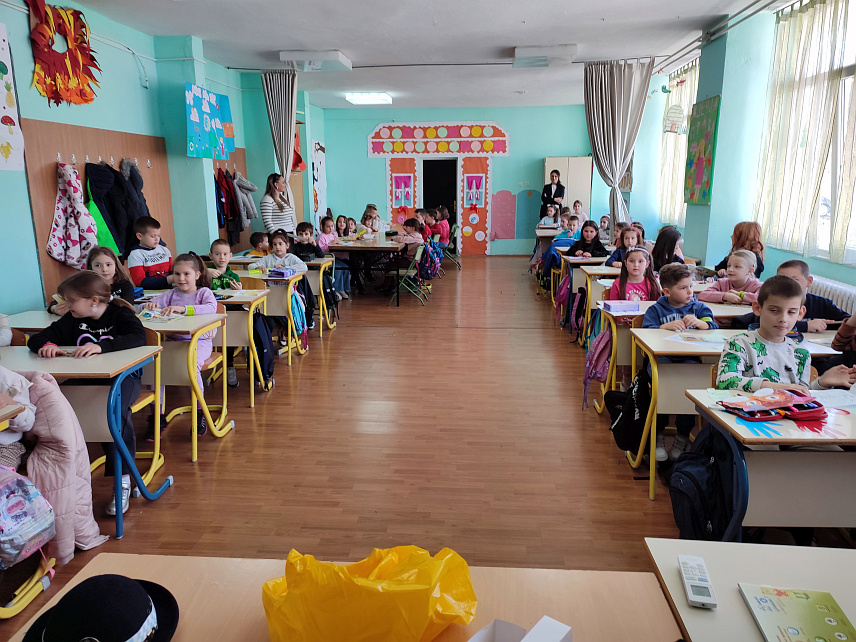 ТРЕБИЊЕ, 20. ФЕБРУАРА /СРНА/ - Требињска полиција данас је са представницима Ауто–мото друштва из тог града одржала предавање за ученике нижих разреда у Основној школи "Вук Караџић" о правилном учествовању у саобраћају с циљем подизања нивоа безбједности.