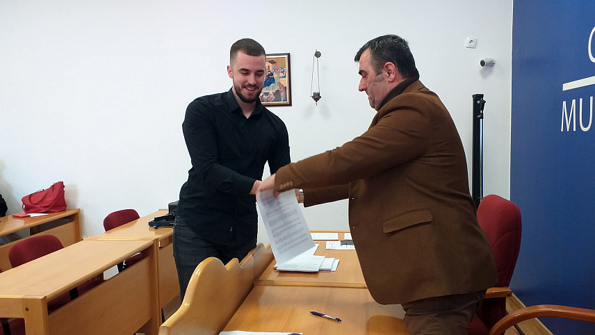 ВЛАСЕНИЦА, 20. ФЕБРУАРА /СРНА/ - Начелник општине Власеница Мирослав Краљевић потписао је уговоре о стипендирању са 23 студената, а једна од новина је повећана стипендија на 150 КМ за оне који похађају студијски програм Шумарство у овом мјесту.