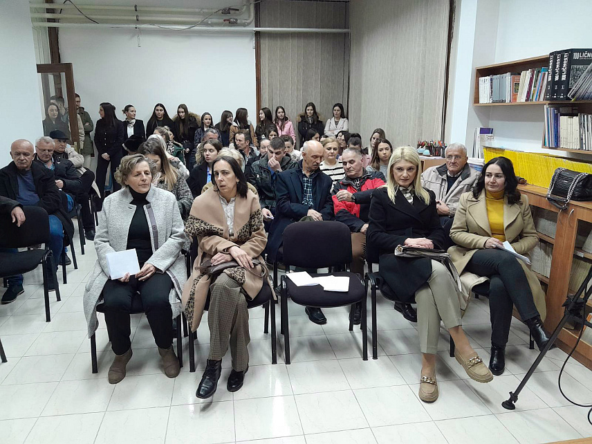 МРКОЊИЋ ГРАД, 20. ФЕБРУАРА /СРНА/ - Професор Драгомир Козомара одржао је вечерас у Мркоњић Граду предавање о актуелним недоумицама у српском језику, поводом Међународног дана матерњег језика.