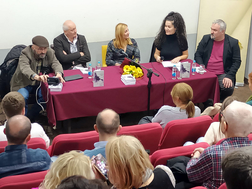 ЗВОРНИК, 20. ФЕБРУАРА /СРНА/ - У зворничком Дому омладине вечерас је представљена збирка пјесама "Отисак нити" аутора Сњежане Ђоковић из Источног Сарајева.