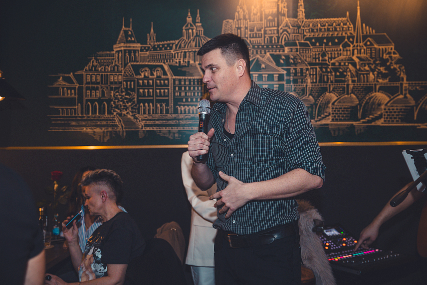 БИЈЕЉИНА, 21. ФЕБРУАРА /СРНА/ - Хуманитарна организација "Срби за Србе" и "Пени" гастро паб, организовали су прво забавно-хуманитарно вече под називом 'Познати служе' а домаћин је био прослављени српски глумац Вук Костић.