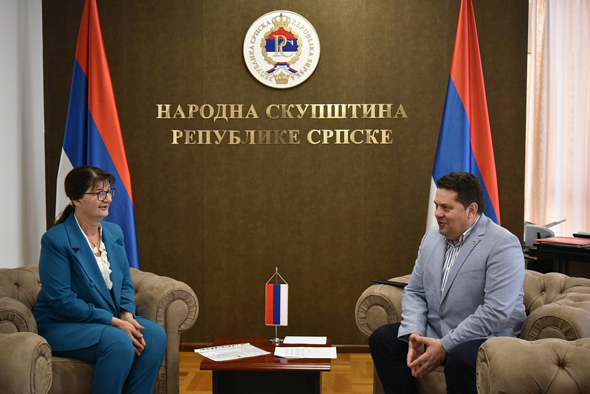 БАЊАЛУКА, 21. ФЕБРУАРА /СРНА/ - Предсједник Народне скупштине Републике Српске Ненад Стевандић и предсједник Удружења жена жртава рата Српске Божица Живковић Рајилић на састанку у Бањалуци.