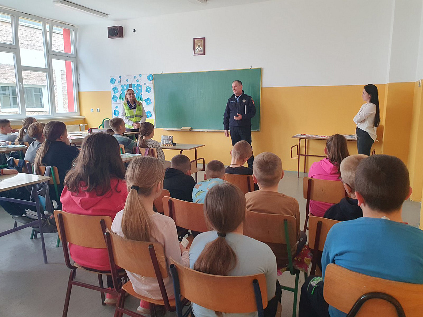 ПЕЛАГИЋЕВО, 21. ФЕБРУАРА /СРНА/ - Припадници Полицијске станице Пелагићево данас су заједно са представницима Ауто–мото друштва у Основној школи "Доњи Жабар" одржали предавање за дјецу нижих разреда о правилном учествовању у саобраћају, саопштено је из Полицијске управе Бијељина.