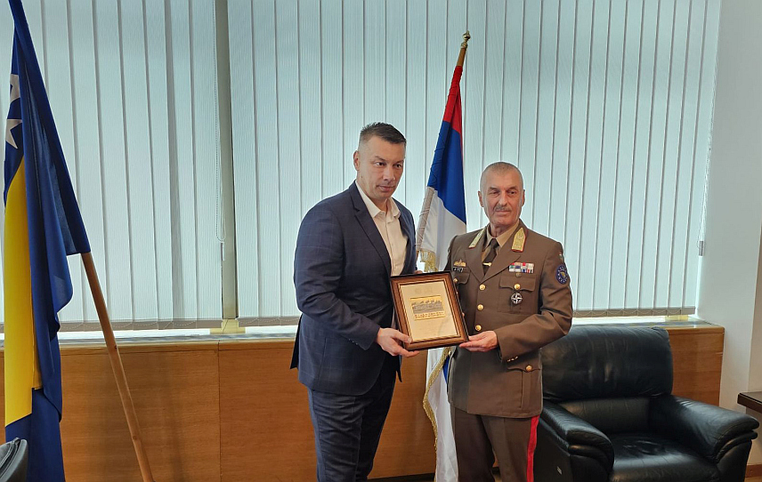 САРАЈЕВО, 21. ФЕБРУАРА /СРНА/ - Министар безбједности у Савјету министара Ненад Нешић са новоименованим командантом ЕУФОР-а у БиХ генерал-мајором Ласлом Штицом.